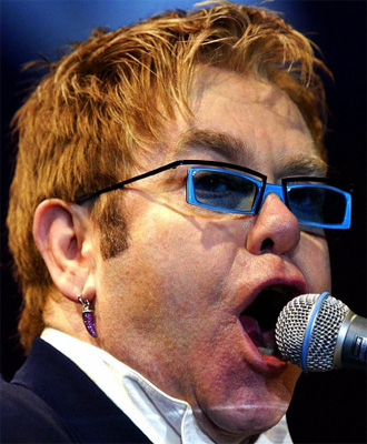 Elton John kommt am 8. Juli 2008 nach Konstanz ins Bodenseestadion. Foto: dpa