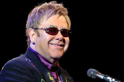 EURO 2008: Teppichboden-Verlegung fr Auftritt von Elton John 